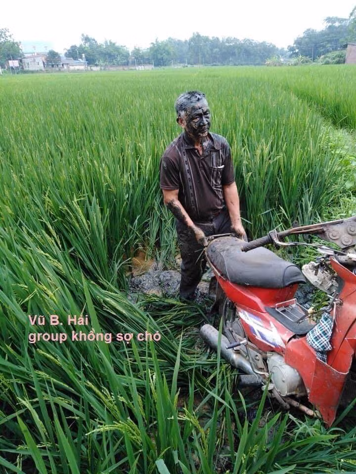 Ngoài việc phải dành không ít thời gian để rửa trôi lớp bùn đất trên người cũng như bảo dưỡng lại chiếc xe, thì cặp đôi trên vẫn còn khá may mắn khi thứ mà họ va phải chỉ là bờ ruộng đất mềm, không gặp phải tổn thương gì nghiêm trọng.