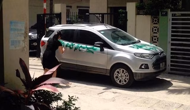 Nhưng theo ý kiến của nhiều người, việc vẽ lên xe hay đổ sơn lên những trường hợp đỗ ô tô thiếu ý thức là vi phạm pháp luật vì nó có thể bị quy kết vào việc phá họa tài sản cá nhân.