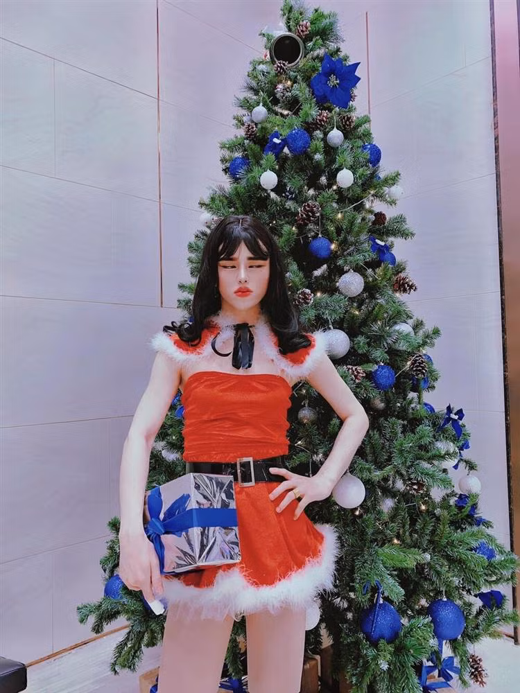 Bức ảnh nhẹ nhàng nhất của Đức Bo bên cây thông Noel nhưng ánh mắt của thảm họa mạng trở thành điểm chú ý.