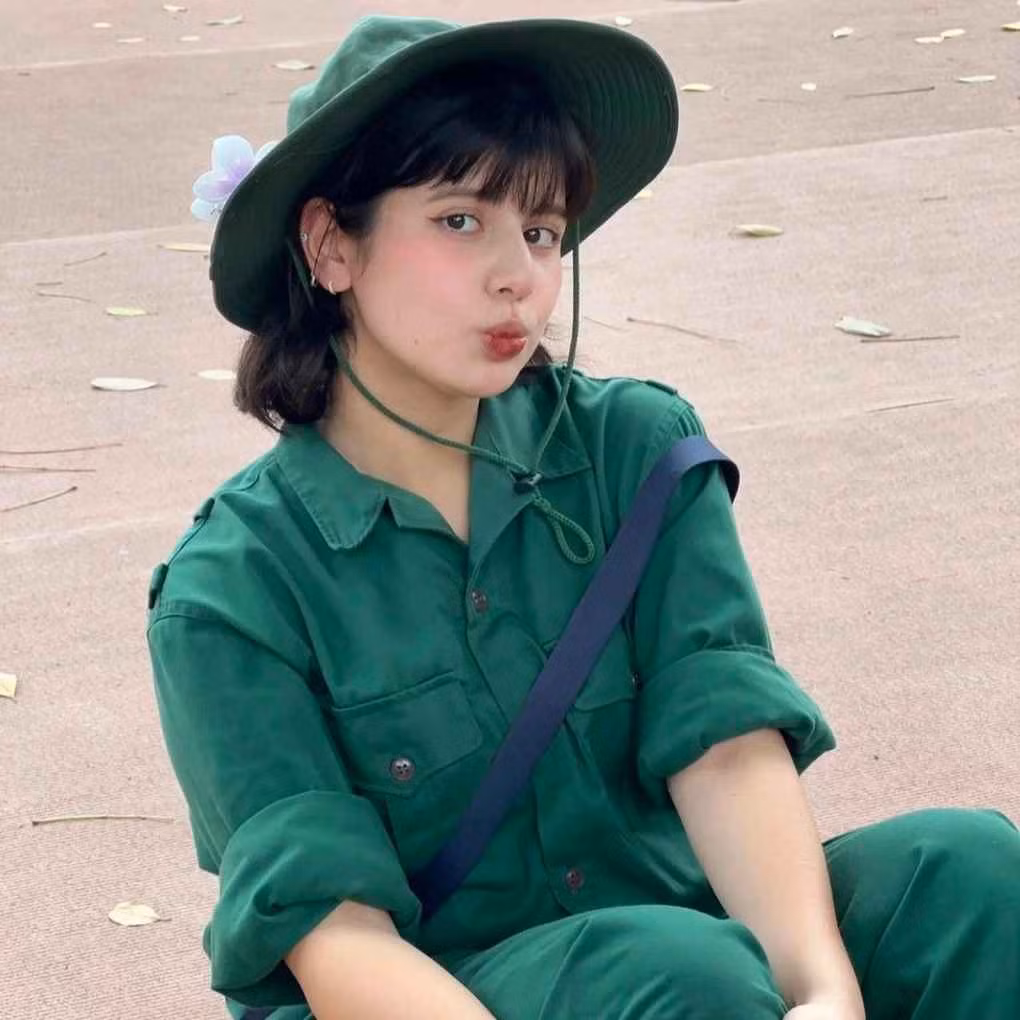 Ebra Lê là một trong những bông hồng lai nổi tiếng trên mạng xã hội hiện nay. Sở hữu hai dòng máu Việt Nam - Thổ Nhĩ Kỳ, cô nàng sinh năm 2001 nhanh chóng ghi điểm với gu thời trang cá tính, nhan sắc ngày càng thăng hạng.