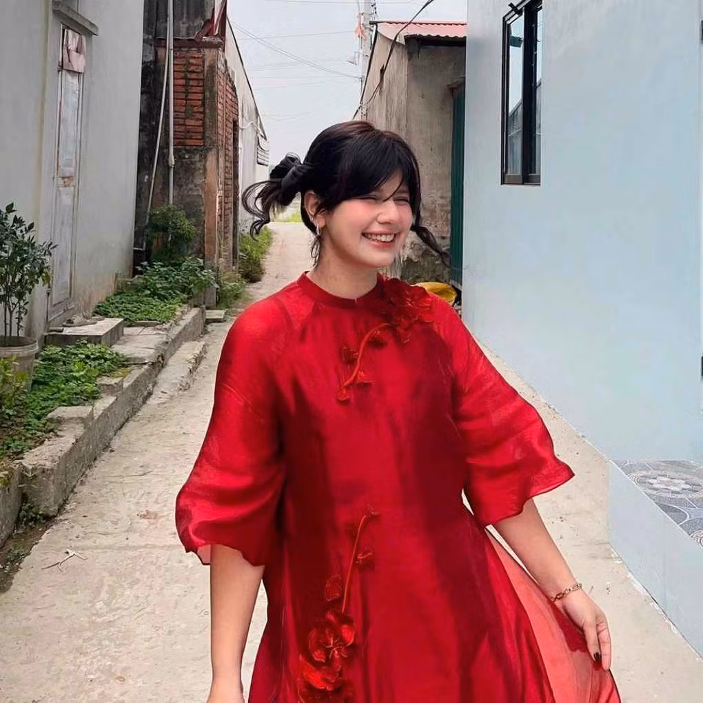 Từ hình ảnh nữ tính, "bánh bèo", Ebra Lê có thể chuyển hướng sang hình tượng trẻ trung, năng động.