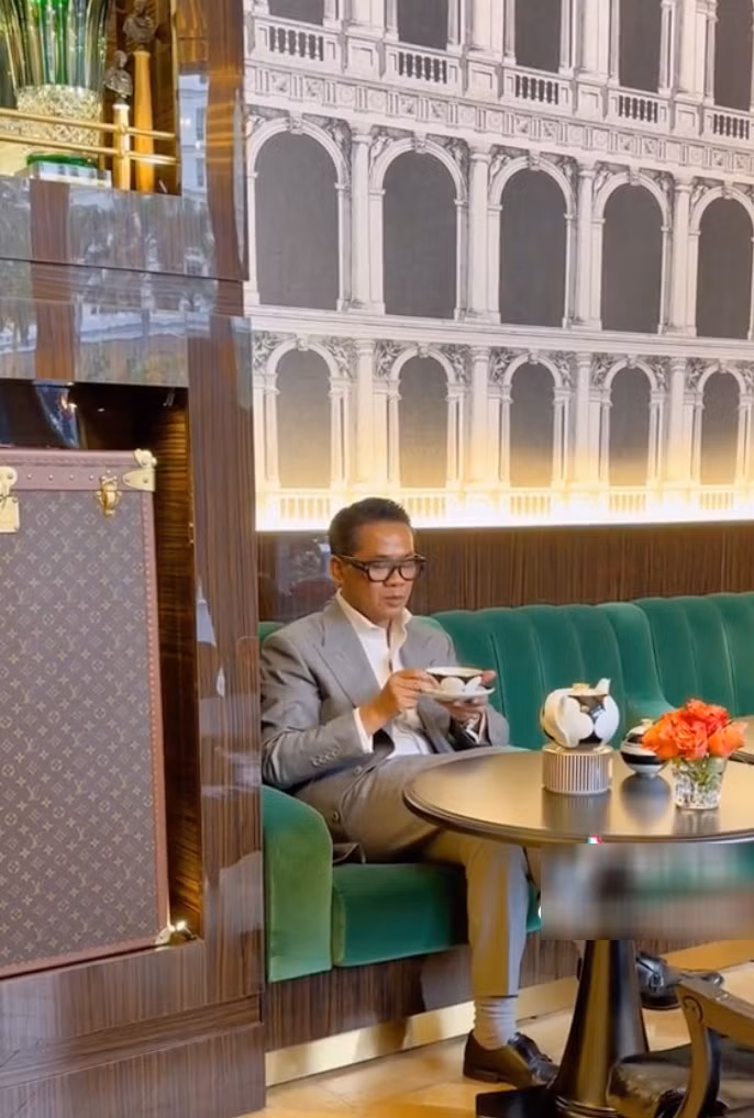 Chỉ cần nhìn qua cũng có thể đoán được giá đồ uống ở quán cafe của Thái Công thuộc phân khúc nào. Bởi từng góc trong quán, từ nội thất đến các chi tiết nhỏ, tất cả đều được trang trí cầu kì, giá trị không phải tầm thường.