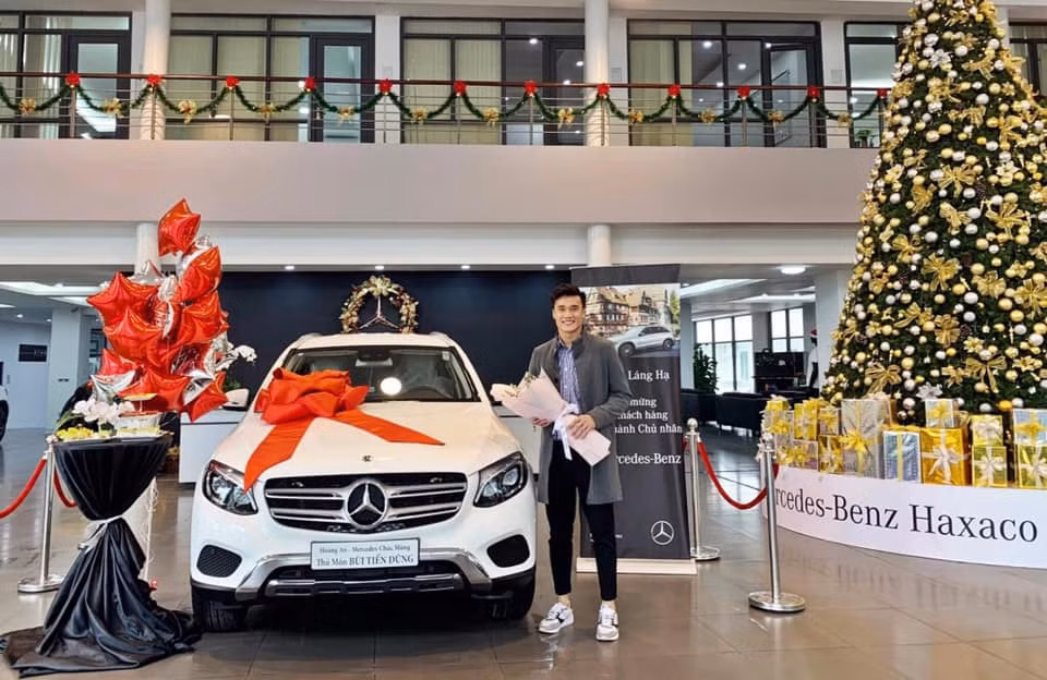Bùi Tiến Dũng sắm Mercedes-Benz GLC 250 có giá niêm yết khoảng 2 tỉ đồng.