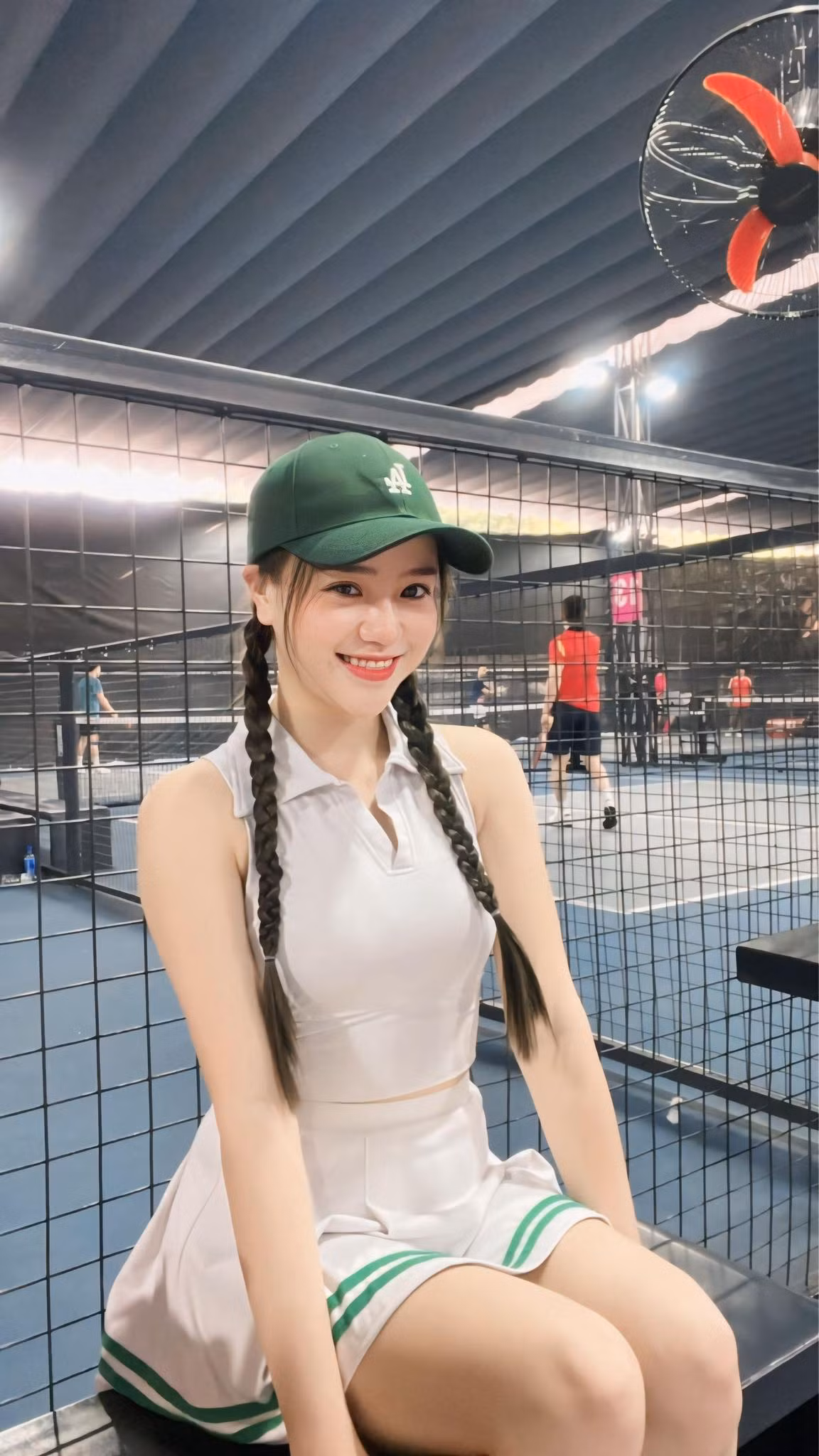 Theo đó, Mai Linh Zuto xuất hiện với trang phục nhẹ nhàng, ngồi nghiêng bên cây đàn piano.