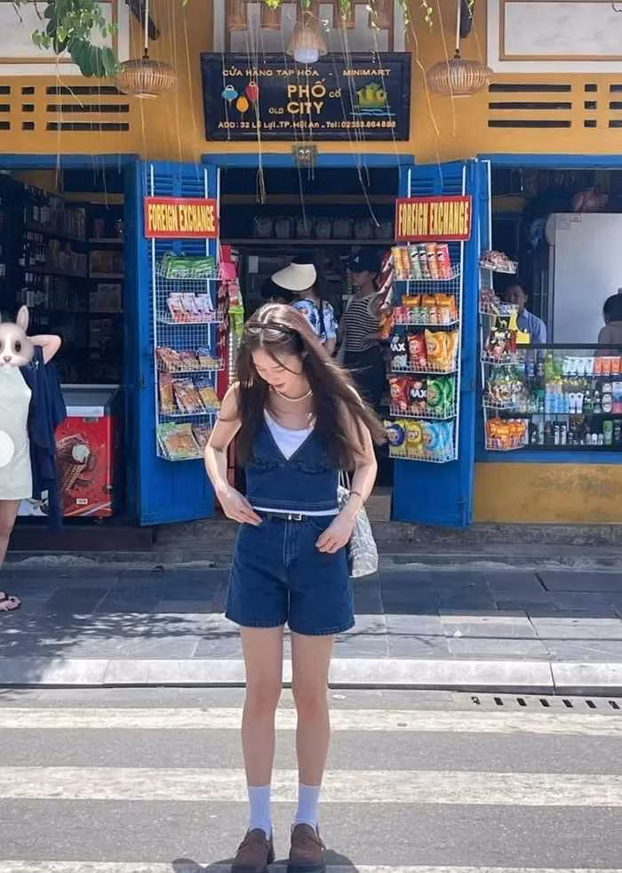 Vẫn mê đồ trắng nhưng để bớt nhàm chán, Pimtha đã mix thêm đồ denim xanh và loafer da lộn màu nâu đất trông nhẹ nhàng, trẻ trung mà vẫn đủ điểm nhấn để chụp OOTD
