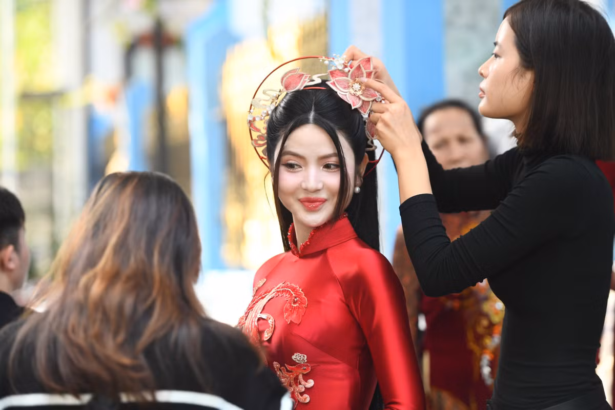 Đám hỏi của Quang Hải và Chu Thanh Huyền đang là tâm điểm chú ý của cộng đồng mạng trong ngày đầu tiên của năm mới. Đương nhiên dân mạng không thể không dành sự quan tâm cho nhan sắc của cô dâu đến từ Sơn Tây.