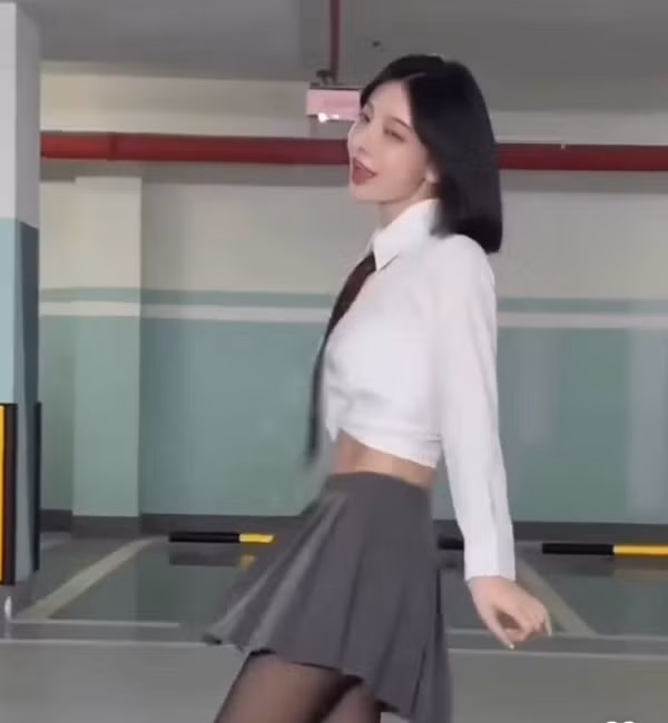 Những chiếc váy ngắn nữ sinh không ít lần khiến nữ chủ nhân rời vào cảnh "ố dề".
