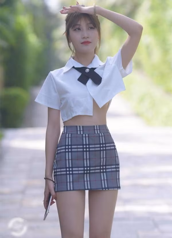 Thời gian gần đây, đồng phục học sinh còn được lăng xê thành xu hướng mang tính ứng dụng cao trong cuộc sống. Phần áo ngắn hơn, bó hơn để lộ viền áo nội y bên trong.