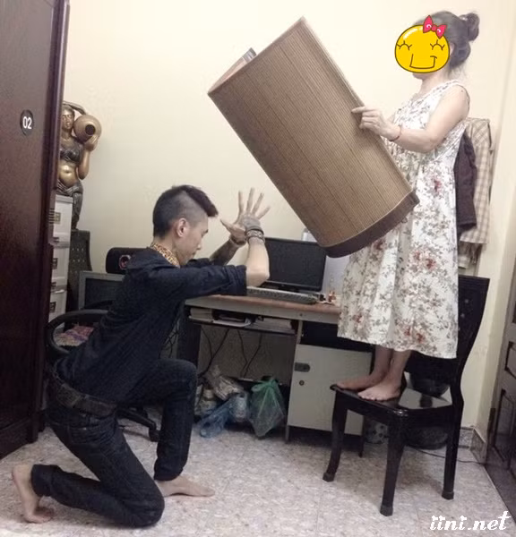 Đoạn clip hiện vẫn đang được chia sẻ trên khắp các diễn đàn với lượt thả “haha” không ngừng và được các thành viên mạng xã hội tag bạn bè hay người yêu vào cùng xem.