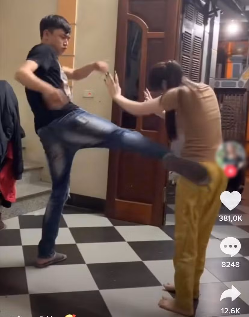 Tất nhiên, cặp đôi này chỉ đang nô đùa chứ hoàn toàn không chút bạo lực nào.
