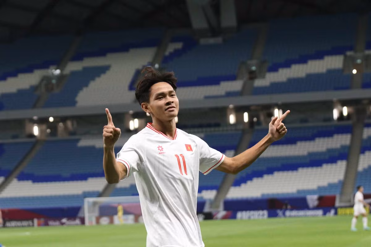 Bước vào hiệp 2 trận đấu giữa U23 Việt Nam và U23 Kuwait thuộc VCK U23 châu Á 2024, HLV Hoàng Anh Tuấn thay liền 3 cầu thủ. Trong đó cái tên Bùi Vĩ Hào đã để lại một dấu ấn đặc biệt.