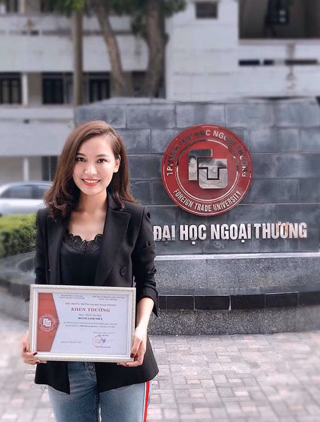 Ngoài cách dẫn dắt chuyên nghiệp, nữ BTV VTV Linh Thủy còn gây chú ý bởi ngoại hình xinh đẹp. Chưa hết, tìm hiểu sâu hơn cô nàng này còn có bảng thành tích học tập cực kì ấn tượng.