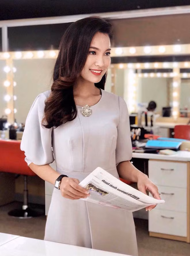 Linh Thủy sinh năm 1992 tại Lạng Sơn, cô bạn này là cựu sinh viên ĐH Ngoại thương Hà Nội. Tấm bằng đại học chưa làm thỏa mãn được nữ BTV thời sự VTV nên cô quyết định học thêm và có tấm bằng thủ khoa Thạc sĩ Điều hành cao cấp EMBA4.