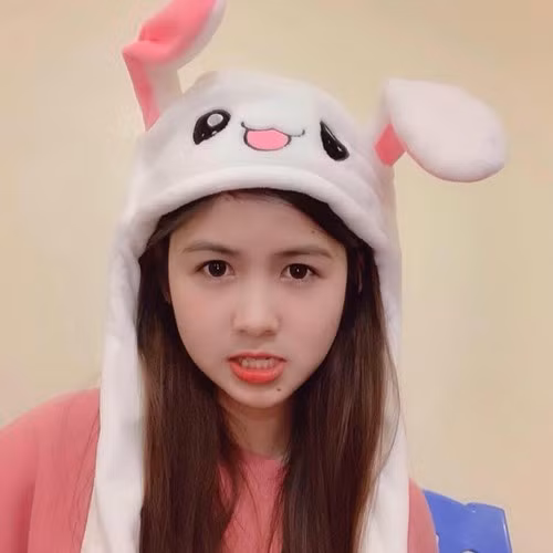 Cho đến hiện tại, tên tuổi của Ngố Thư không còn quá viral như trước, cô nàng cũng trở nên dịu dàng, trầm tính hơn. Mặc dù sở hữu gương mặt xinh đẹp nhưng cô bạn không theo đuổi nghệ thuật chuyên nghiệp mà chỉ chụp ảnh mẫu tự do và từng có thời gian đi du học Nhật Bản.