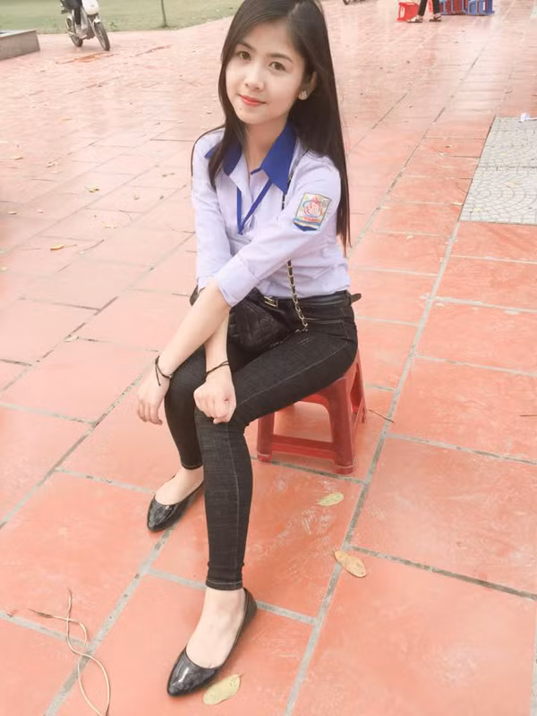 Theo đó, Ngố Thư ngồi ở bậc cầu thang, choàng cổ áo lên đầu, tay tạo dáng hình trái tim còn đôi chân thì “xoắn quẩy” khiến người xem ngỡ ngàng.