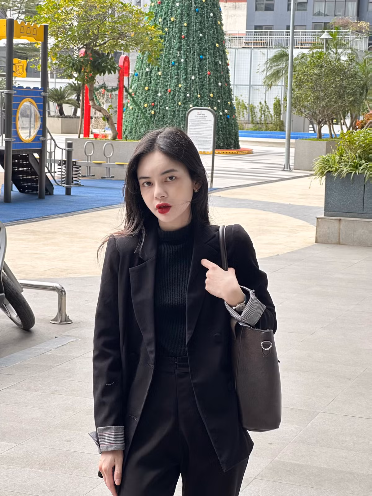 Mỹ Hạnh chia sẻ, cô mong muốn bản thân luôn chỉn chu mọi nơi mọi lúc và ngày càng hoàn thiện hơn nên không ngừng trau dồi, cố gắng cả về ngoại hình lẫn trí óc.