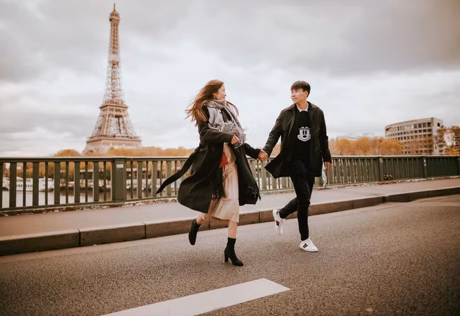 Tuy nhiên, cũng giống như những cô gái khác thôi, dù được cầu hôn song Vóc Đỗ không quên trách bạn trai vì quá bất ngờ nên làm cô nàng không chuẩn bị váy áo cẩn thận hơn.