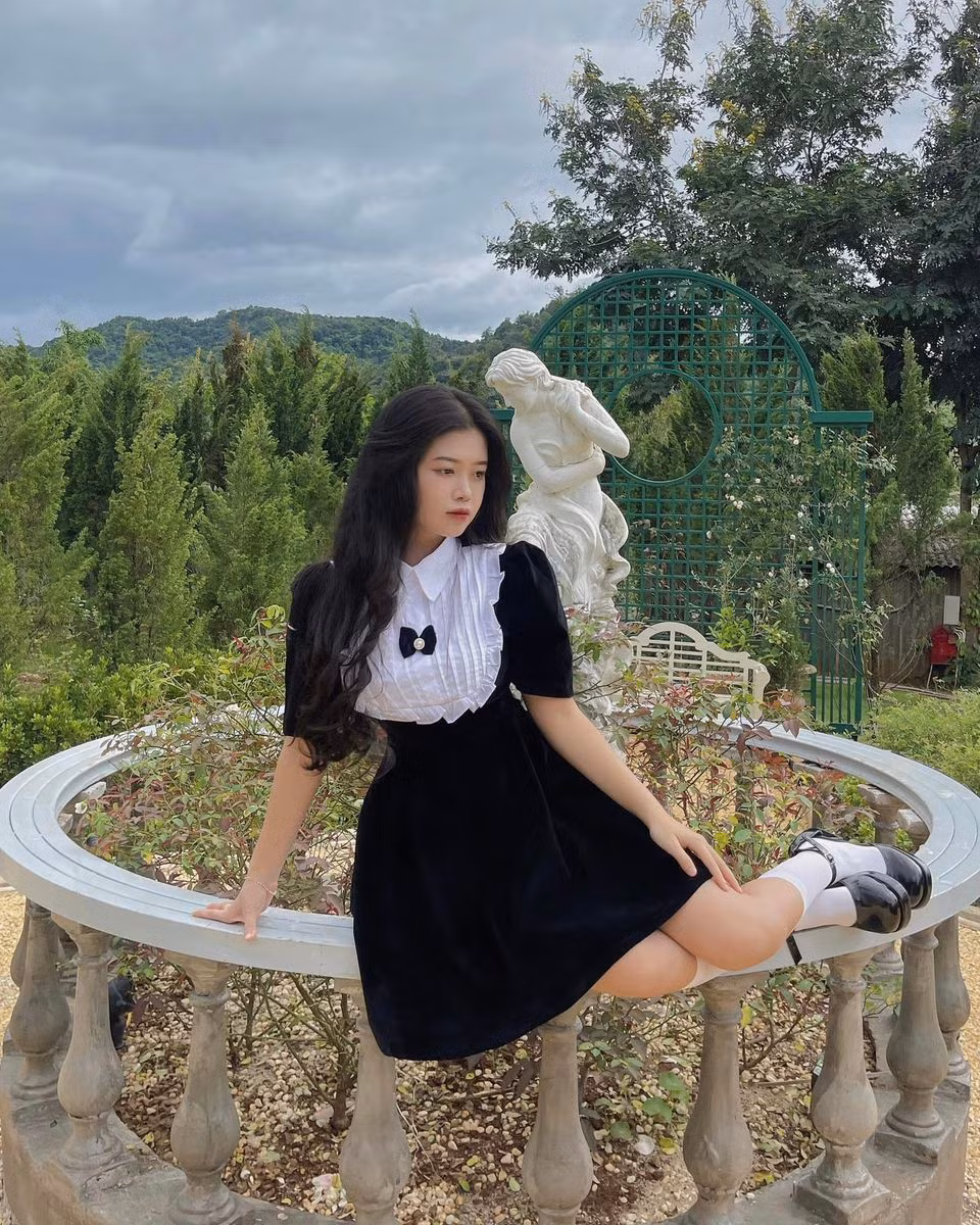 Trà Giang tâm sự: "Bản thân mình không phải người quá quan trọng về trang phục. Nhưng mình đã làm mẫu ảnh và KOL nên có chút thẩm mỹ về thời trang. Trong quá trình làm mẫu ảnh, mình có thử nghiệm nhiều phong cách thời trang. Song cuối cùng, mình thích nhất là phong cách Hàn Quốc đơn giản và nhẹ nhàng".