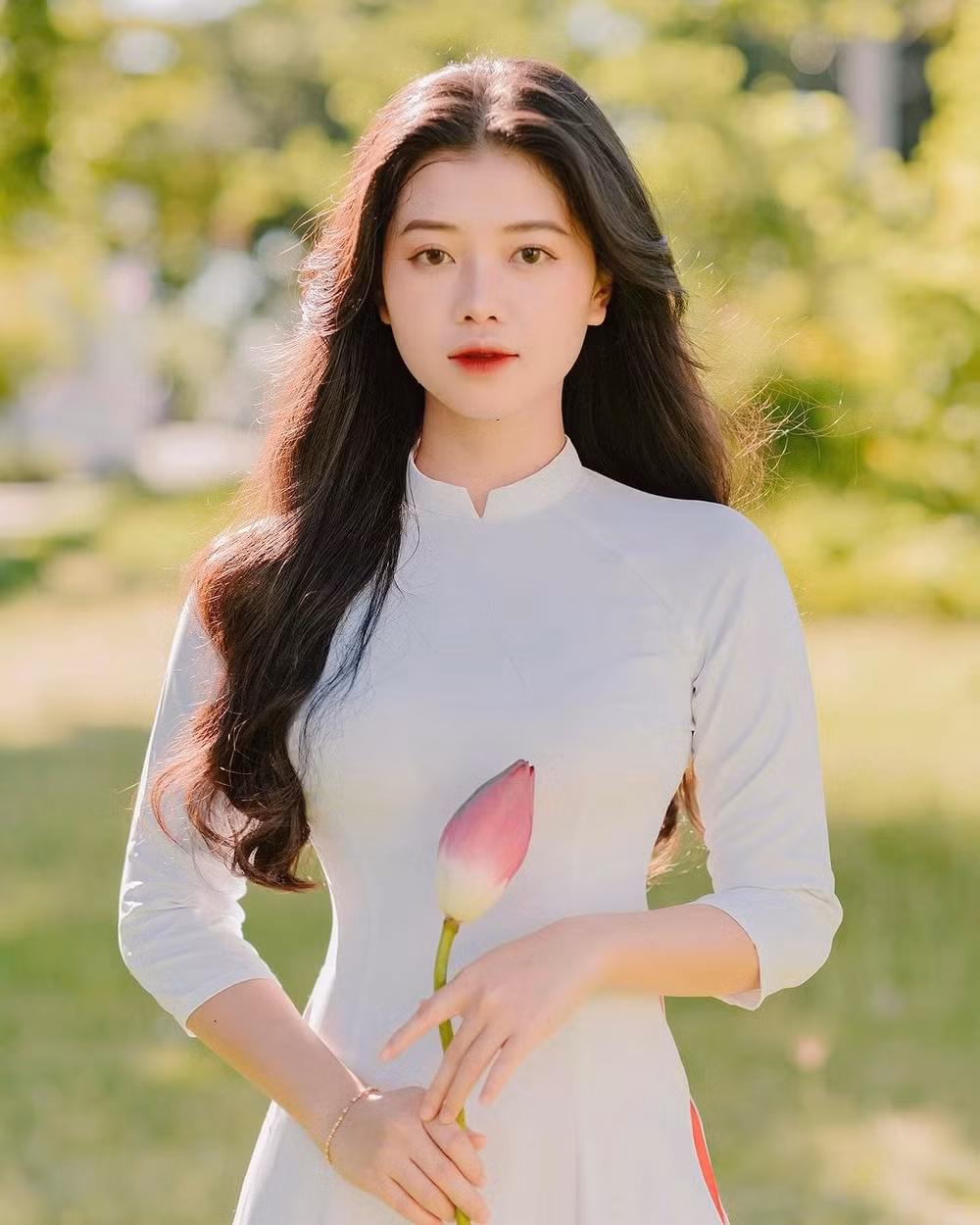 "Mình hạnh phúc với công việc hiện tại. Lý do lớn nhất có lẽ do mình rất yêu trẻ con. Có những ngày mình rất mệt mỏi, thế nhưng chỉ cần bước tới cửa lớp, nhìn thấy học sinh thì bất giác tâm trạng được cải thiện hơn rất nhiều. Biết bao áp lực công việc và cuộc sống cũng tan biến hết", Trà Giang nói.