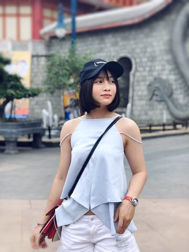 Không dừng lại ở đó Hoàng Thị Loan được đánh giá rất cao về nhan sắc, được truyền thông tặng danh hiệu "Hot girl đá bóng".