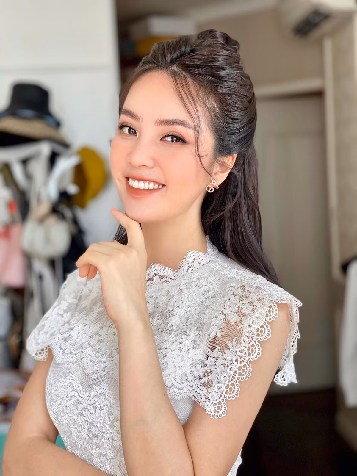 Chia sẻ về quãng thời gian học Thạc sĩ MBA, Á hậu Việt Nam 2018 cho biết, hai năm là một hành trình dài với hàng chục môn học. Do công việc của cô rất bận rộn nên để thu xếp thời gian đi học 3 buổi/tuần là cả một thử thách.