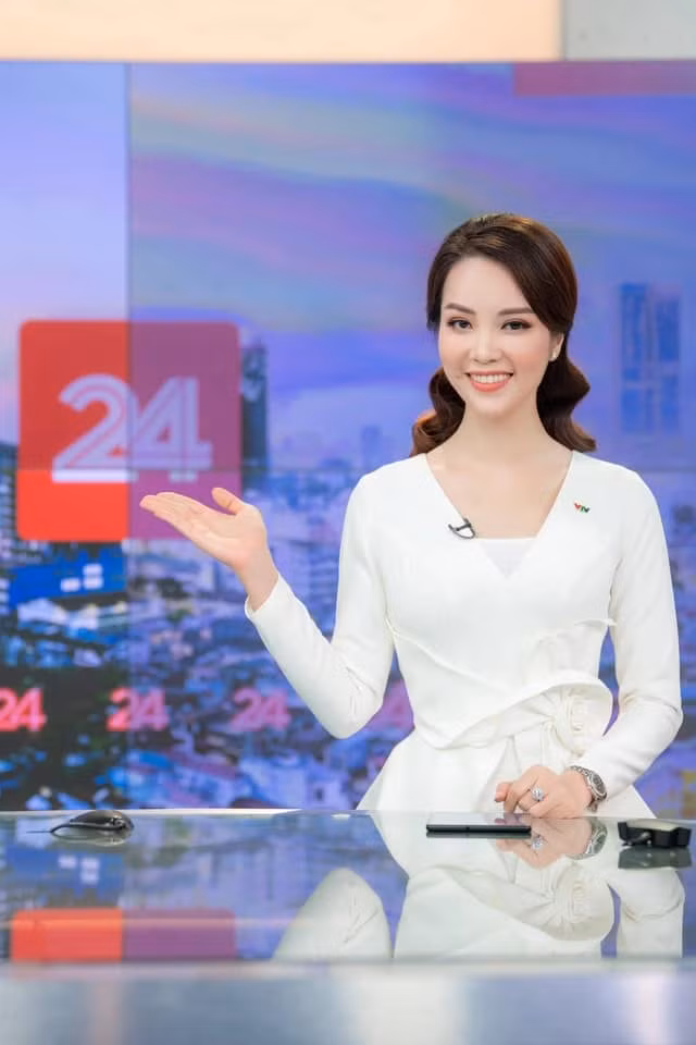 Thụy Vân là cựu sinh viên Đại học Ngoại thương (FTU). Chia sẻ về ngôi trường của mình, gái xinh nhà đài chia sẻ: "Vân thích ĐH Ngoại thương từ khi bé tí, chưa biết học ĐH nghĩa là như thế nào. Sở dĩ có điều này bởi bố Vân thích và đã truyền cảm hứng cho con gái. Đến khi vào cấp 3, Vân thích học gì đó liên quan đến kinh tế, nghe nói Ngoại thương đầu vào nghiêm túc và đầu ra dễ xin việc không cần nhờ vả mối quan hệ của bố mẹ nên Vân đã đi thi...