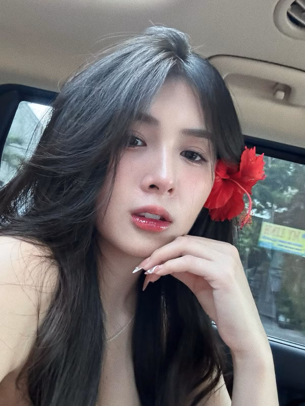 Trên trang cá nhân, Quỳnh Alee thường xuyên khoe những bức ảnh với visual "đỉnh của chóp".