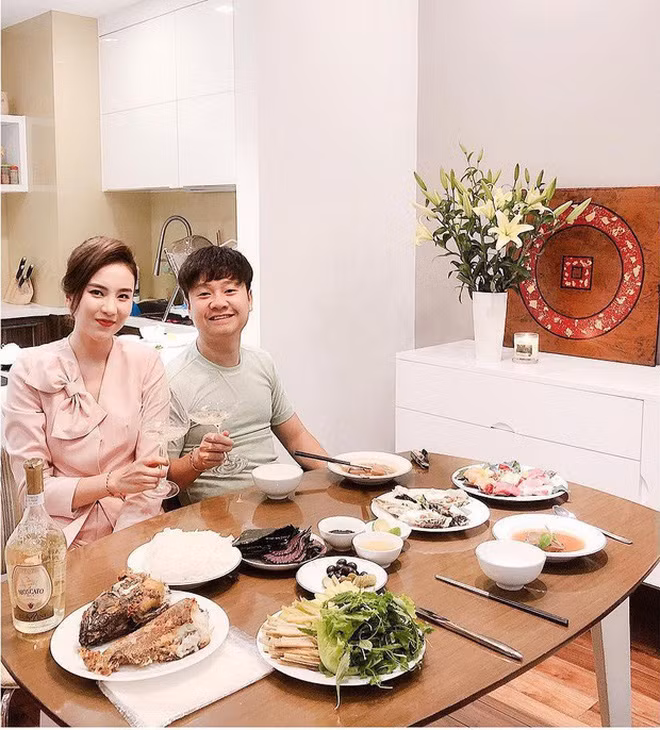 Đặc biệt Mai Ngọc còn có màn "đánh dấu chính chủ" bằng cái khoác vai cực kỳ dễ thương.