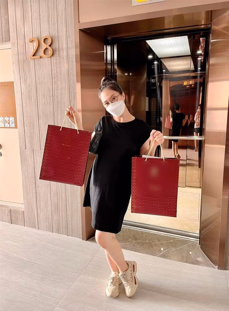 Cụ thể, Đoàn Di Băng cho biết: "Đầu năm đi nhận 2 căn hộ xong sang tay bán liền luôn. Con út mua chứ ai. Mà trộm vía mau lẹ lắm nha".