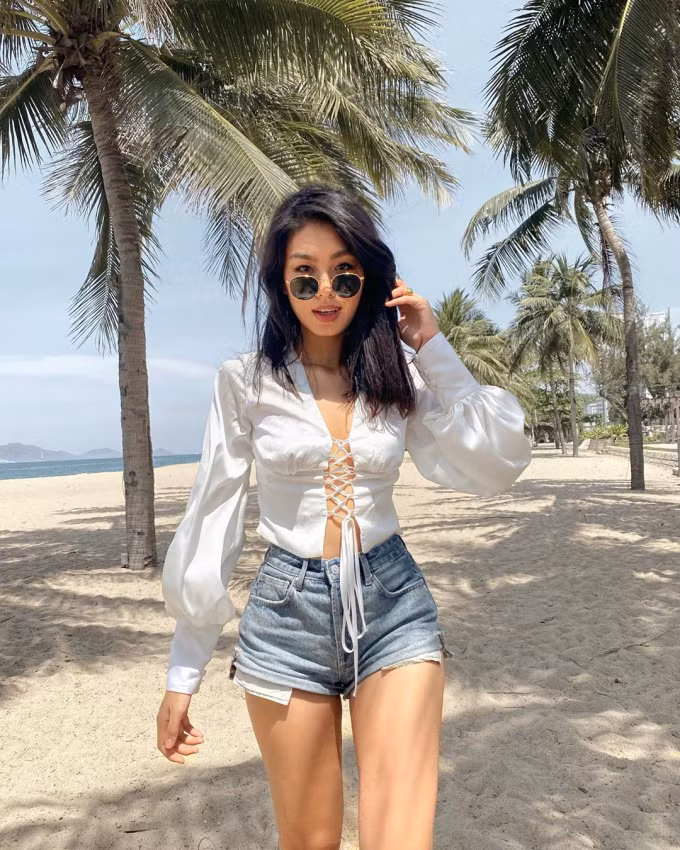 Được biết, những bức ảnh khoe body siêu hot trên của Thảo Nhi Lê được thực hiện trong chuyến du lịch cùng anh chủ quán bar ở Đà Nẵng - Hội An.