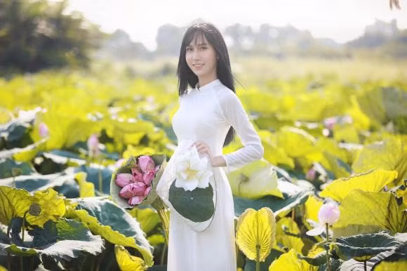 "Nàng thơ", "Ngày càng mỏng manh, mềm mại và xinh xắn" là nhận xét của dân mạng về nhan sắc của Lynk Lee.