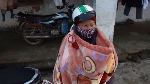 Tuy nhiên, thực tế đã chứng minh, cho dù là người cầm lái hay là người ngồi sau xe, việc quấn chăn ra đường sẽ rất dễ gây ra những tai nạn giao thông đáng tiếc.