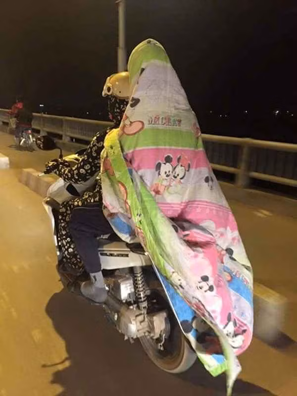 Trong một hội nhóm kín trên mạng xã hội, loạt bức ảnh trời rét người dân cuốn chăn đi xe máy lại được netizen tổng hợp và mang đến nhiều ý kiến trái chiều.