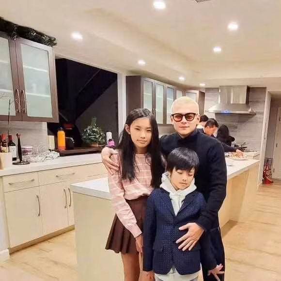 Ngoài ra, con dâu tỷ phú Hoàng Kiều còn show khoảnh khắc selfie bên anh xã đại gia. Trong ảnh, nếu siêu mẫu diện set đồ đơn giản để tóc xõa thì anh xã lại gây chú ý với diện mạo khác lạ.