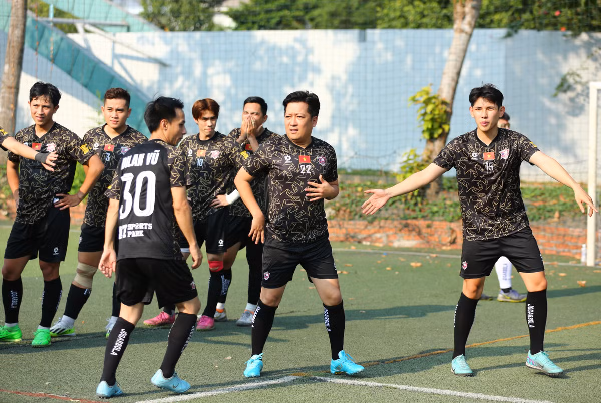 Điều khiến nhiều người chú ý khi các ngôi sao giải trí Việt xuất hiện trên sân bóng là chiếc áo đấu của nhà tài trợ Jorgabola Việt Nam với họa tiết đen vàng nổi bật.