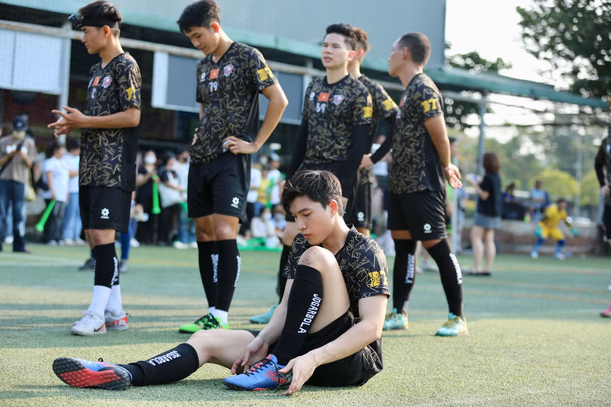 Dù là những cầu thủ nghiệp dư nhưng các ngôi sao giải trí Việt Nam khởi động trước trận đấu vô cùng chuyên nghiệp.