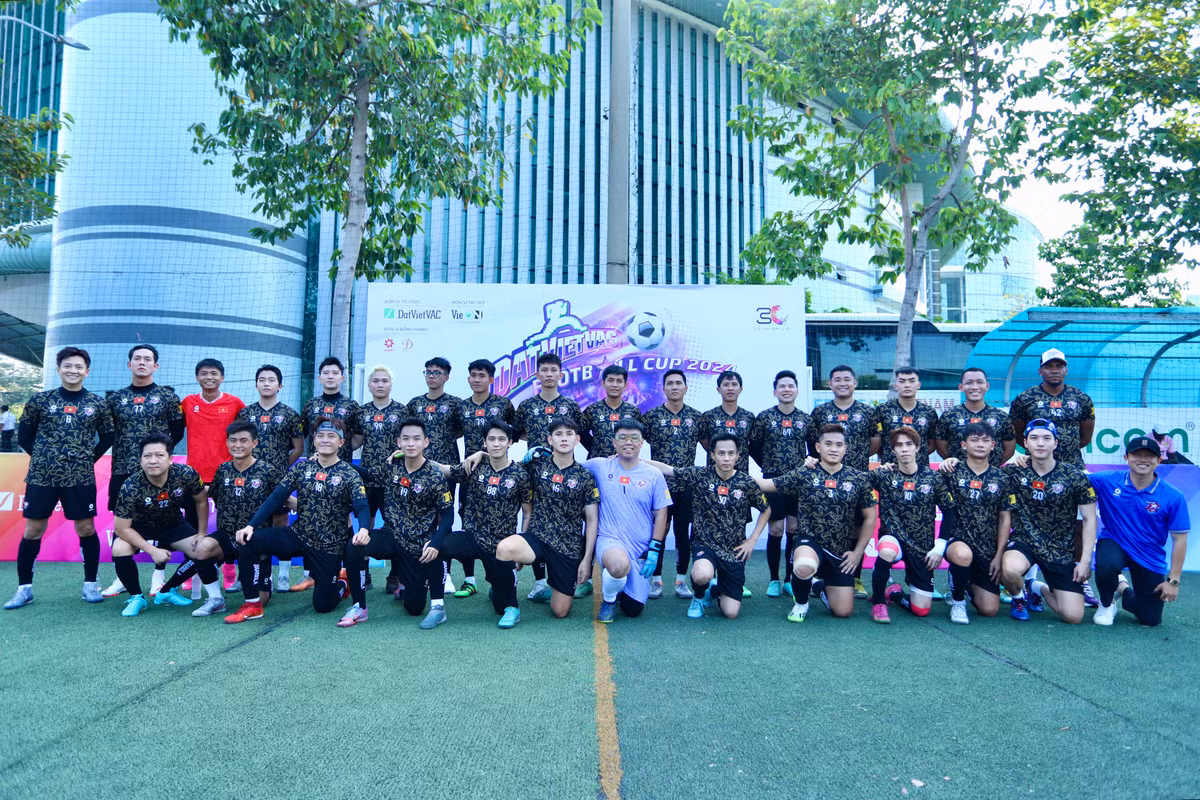 Ngay từ rất sớm dàn nghệ sĩ Việt đã có mặt tại cụm sân cỏ nhân tạo trên đường Chu Văn An - TP HCM để chuẩn bị cho giải đấu.