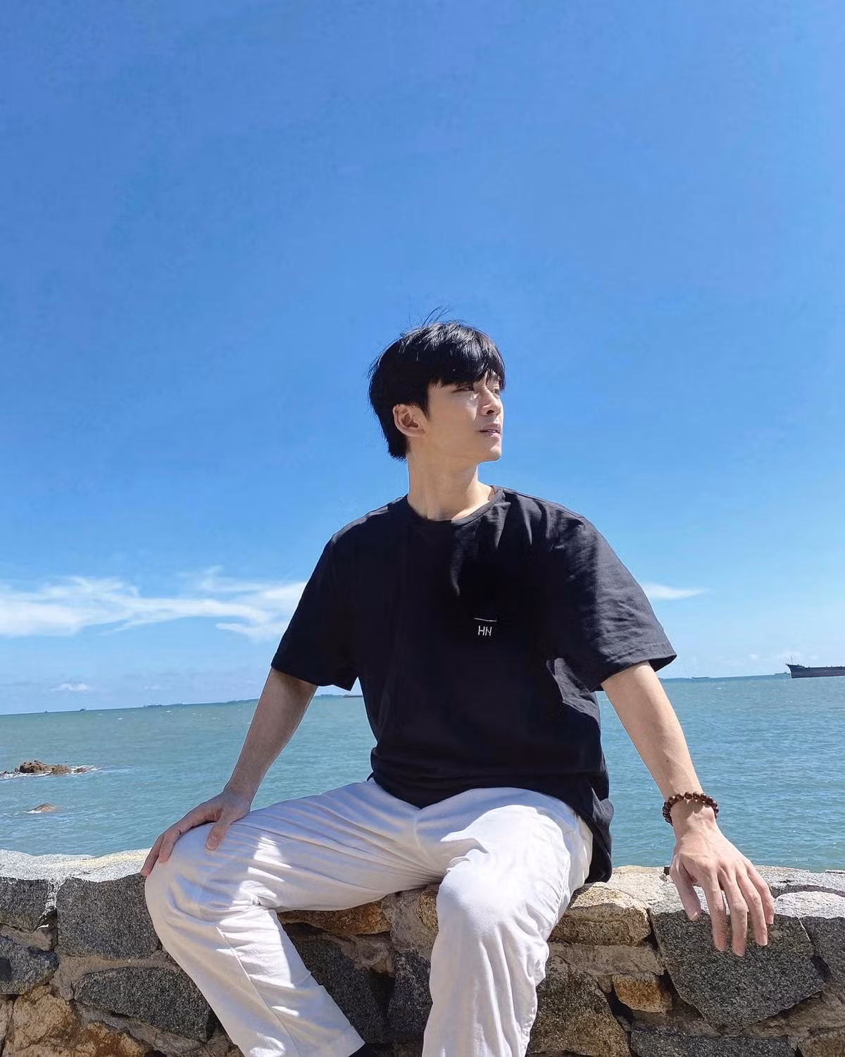 Thông qua cách xưng hô "ba con", có thể thấy Trần Nghĩa rất yêu thương Bê Tông. Chưa kể, anh chàng còn lập hẳn cho "cục cưng" một chiếc Instagram riêng với phần profile cực xịn xò.
