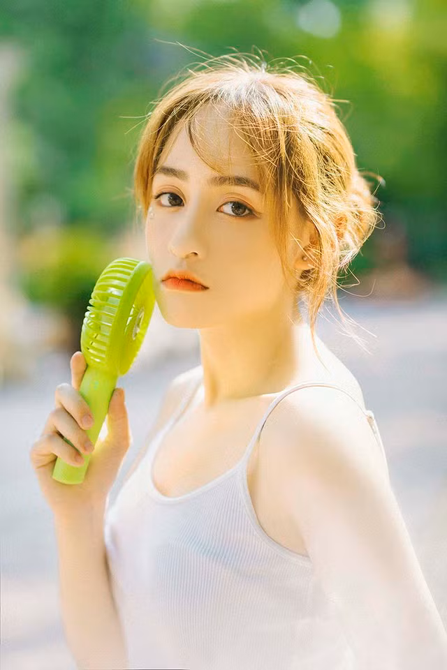 Mới đây trên trang cá nhân của mình, Bảo Vân đã cho đăng tải những bức ảnh chào hè khiến nhiều người phải chú ý. Chẳng cần cầu kì chuẩn bị, hot girl Đại học Kiến Trúc diện trên mình chiếc áo hai dây quyến rũ cùng với gương mặt dễ thương vậy là đủ cho một tuyệt phẩm.