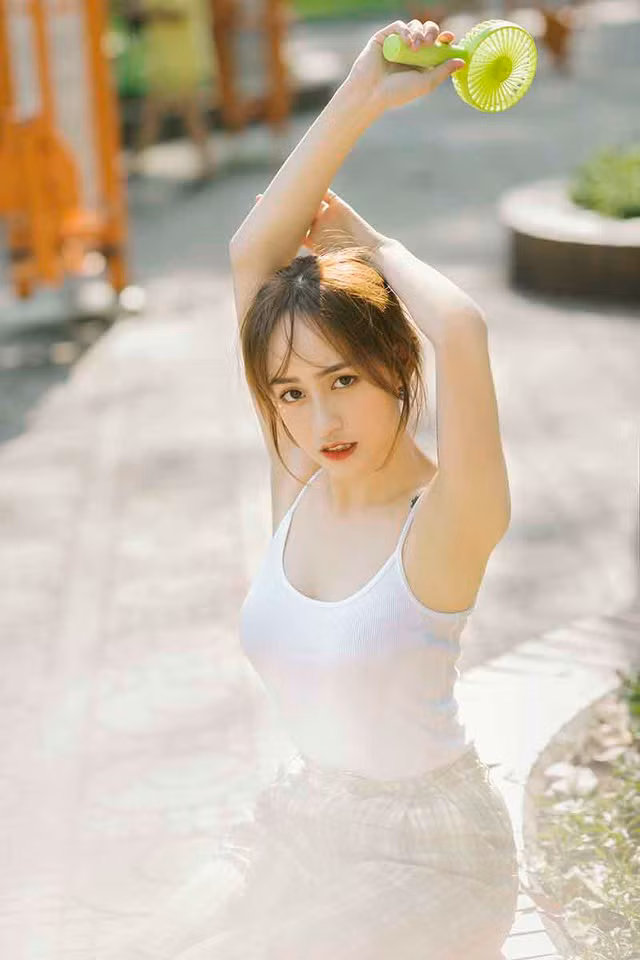 Dù bận rộn với việc học ở trường, công việc nghệ thuật nhưng khi mùa hè đến, Bảo Vân vẫn dành ra những quãng thời gian nhất định để thư giãn, giải tỏa căng thẳng trong mùa thi cử cận kề.