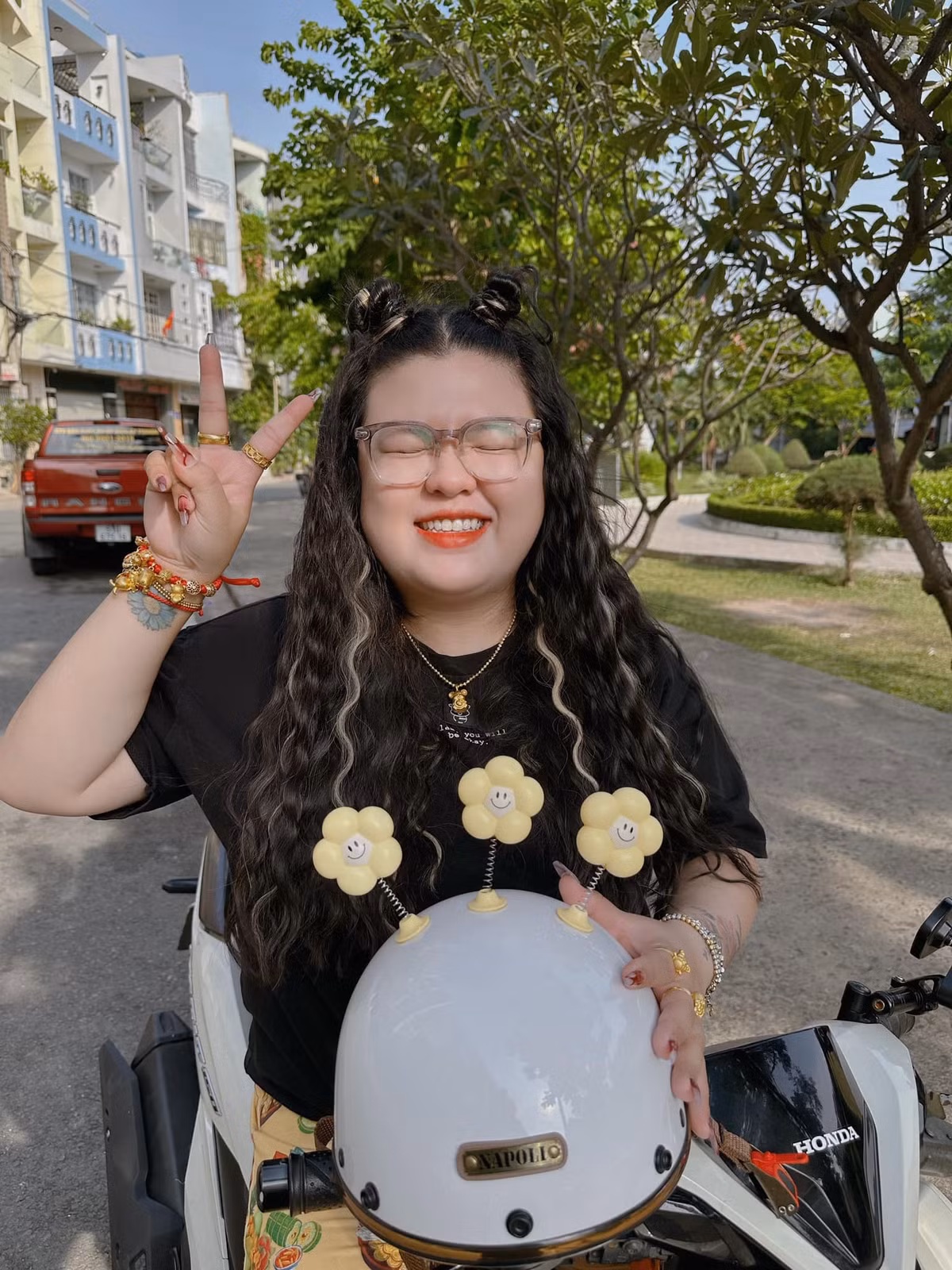 Thấy lời rủ rê cũng vui, Hoàng Lam quay thử rồi đăng lên mạng xã hội. Không ngờ clip đã cắn "xu hướng" và được nhiều người yêu thích.
