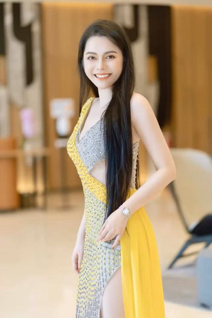 Điều này khiến Cao Diệp Anh phải vô cùng kỹ lưỡng trong việc chăm sóc da: "Để giữ da, tôi gần như không bước ngoài trời nóng bao giờ. Mùa hè hay mang theo chai xịt khoáng để làm dịu da. Chỉ cần bước ra khỏi phòng điều hòa là tôi đã nóng đỏ ửng như quả cà chua mọng".
