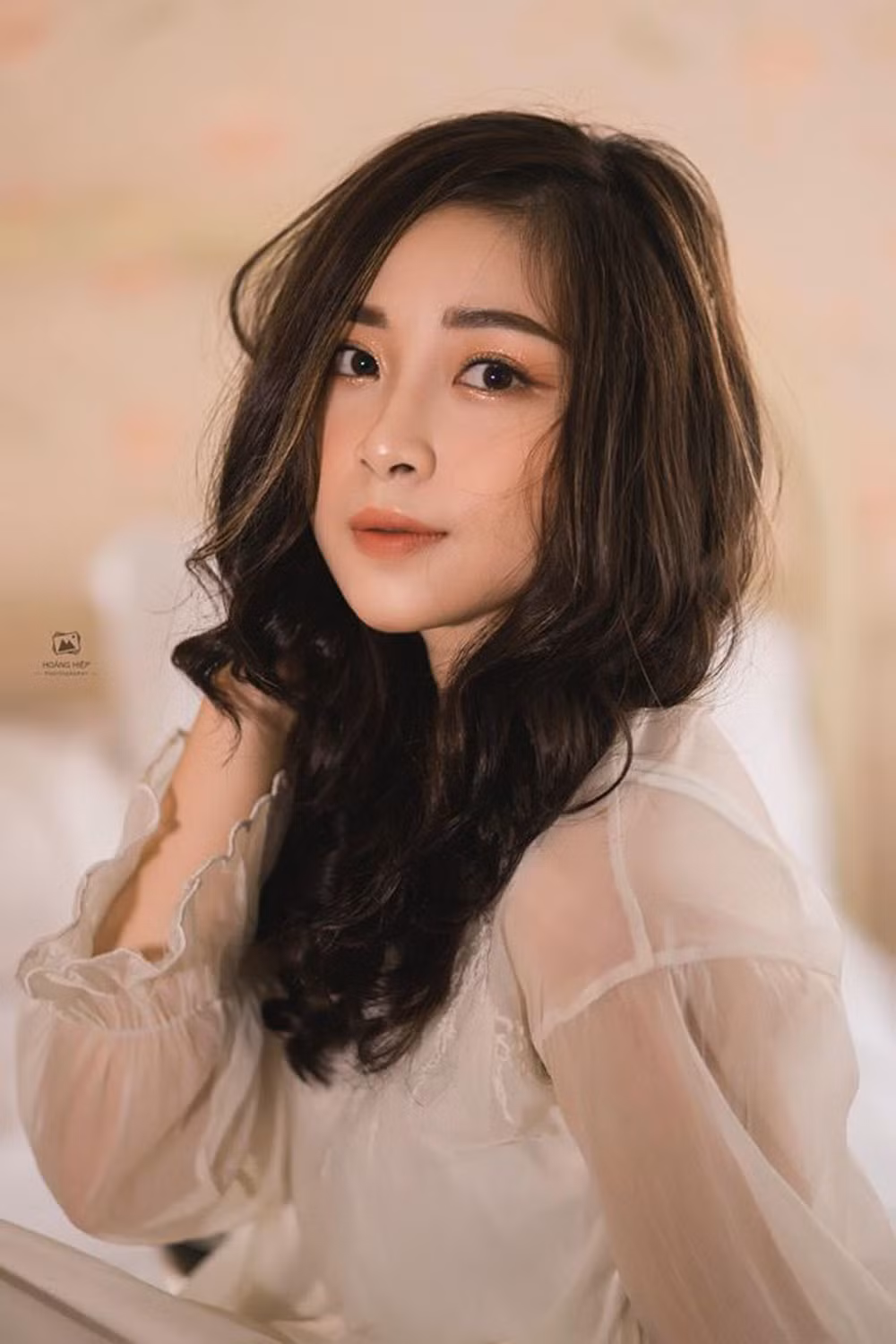 Trước đó, Nhật Linh từng nhiều lần bị săm soi nhan sắc tự đăng - được "tag'' khác một trời một vực. Trong ngày làm cô dâu, với hình ảnh có sự hỗ trợ của phần mềm chụp ảnh, gương mặt hot girl xứ Nghệ trông thon gọn hơn nhiều.