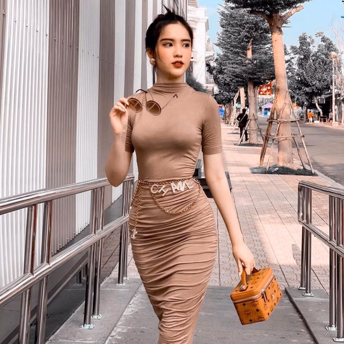 Đinh Triệu Đoan Nghi là hot girl 10X quê Đồng Tháp, nổi tiếng sau khi ủng hộ đội tuyển U23 Việt Nam. Cô mang hai dòng máu Việt Nam - Trung Quốc.