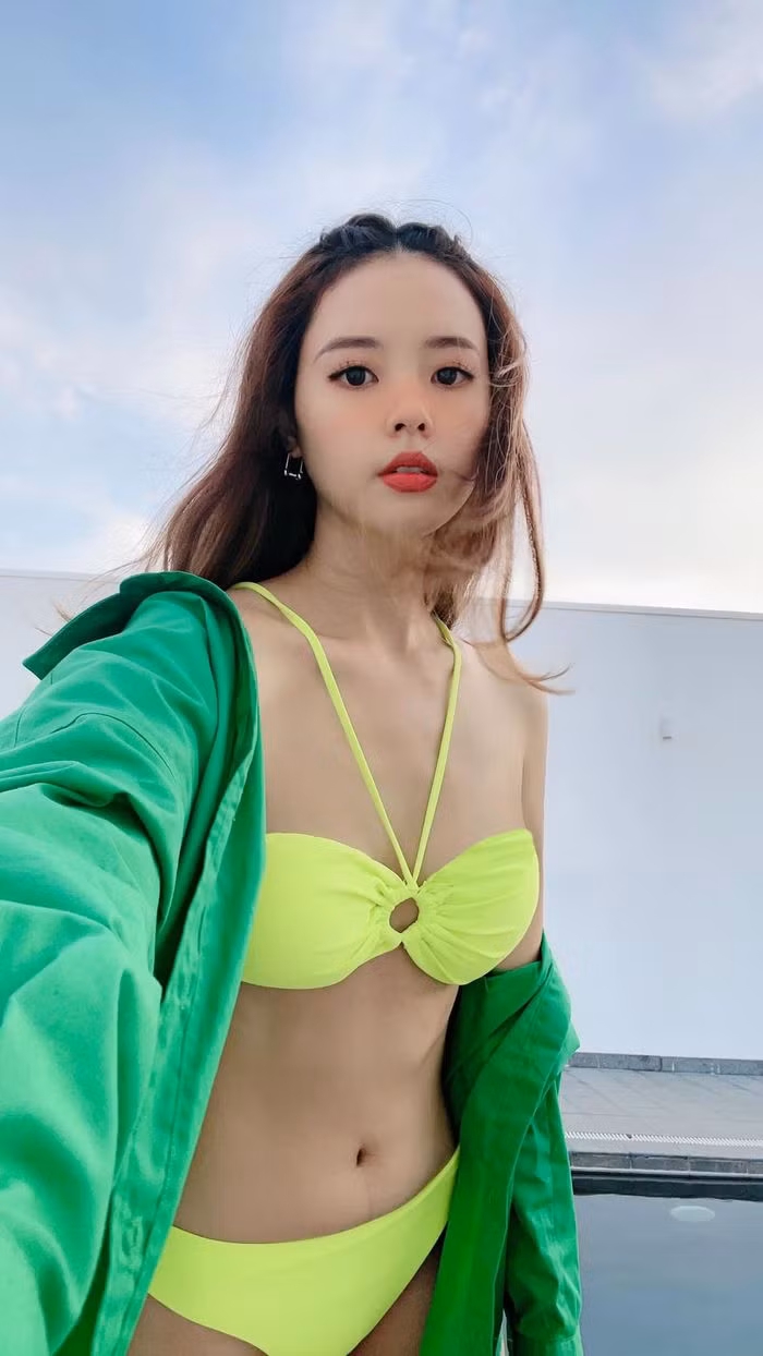 Chưa hết, cũng chính trong những chuyến nghỉ dưỡng và nữ giảng viên trường Hutech cho dân mạng chiêm ngưỡng sự táo bạo trong gu thời trang của mình.