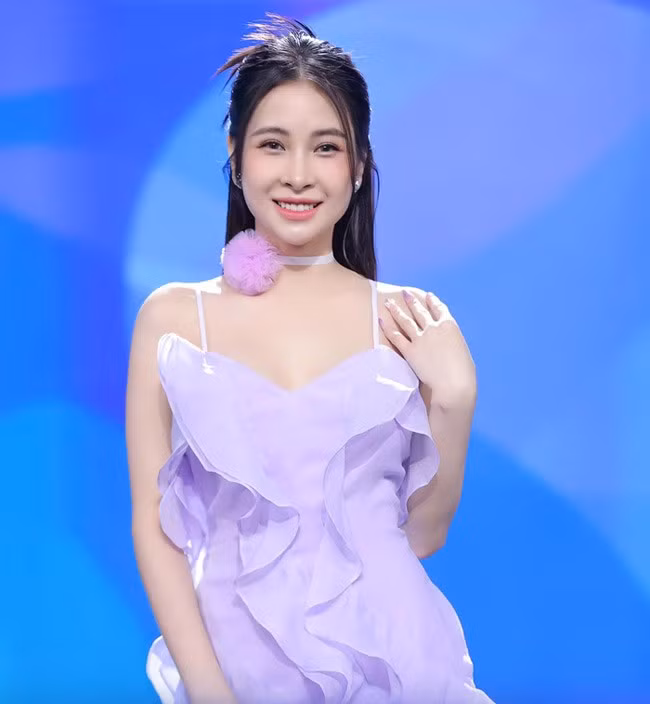 Hương Mai (Hà Nội) từng xuất hiện trong tập 10 chương trình "Người ấy là ai" năm 2023. Cô nàng đến từ Hà Nội gây chú ý bởi ngoại hình nữ tính, vẻ đẹp ngọt ngào cùng câu chuyện tình yêu đầy trắc trở trong quá khứ.