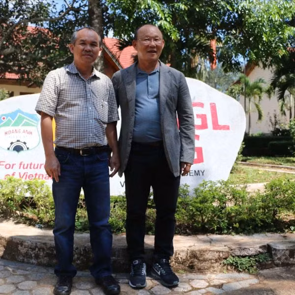 Thời điểm đó, những gì mà cổ động viên Việt Nam biết về HLV Park Hang Seo chỉ là những thông tin ấn tượng nhất là ông từng làm trợ lý cho HLV Guus Hiddink giúp Hàn Quốc vào bán kết World Cup 2002. Ông đến với Việt Nam trong tâm thế nhận được rất nhiều câu hỏi, sự nghi ngờ bởi ông chưa từng có thành tích gì nổi bật, không thể phát triển sự nghiệp ở Hàn Quốc.