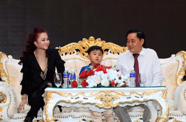 Cụ thể, trong đêm Trung thu tưng bừng tối nay, bà Phương Hằng quyết định sẽ ngưng xuất hiện để đón tiệc sinh nhật con trai cưng kiêm Chủ tịch HĐQT tương lai của Đại Nam - Huỳnh Hằng Hữu.