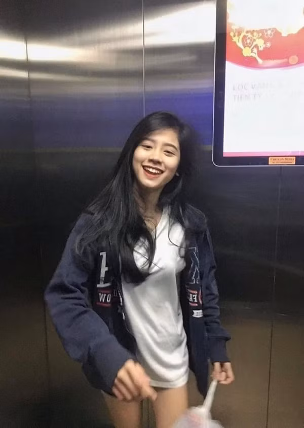 Bên cạnh những trường hợp ăn diện có phần thiếu chỉn chu còn có người bị soi mói quá mức khi đi thang máy dù họ không mặc hở.