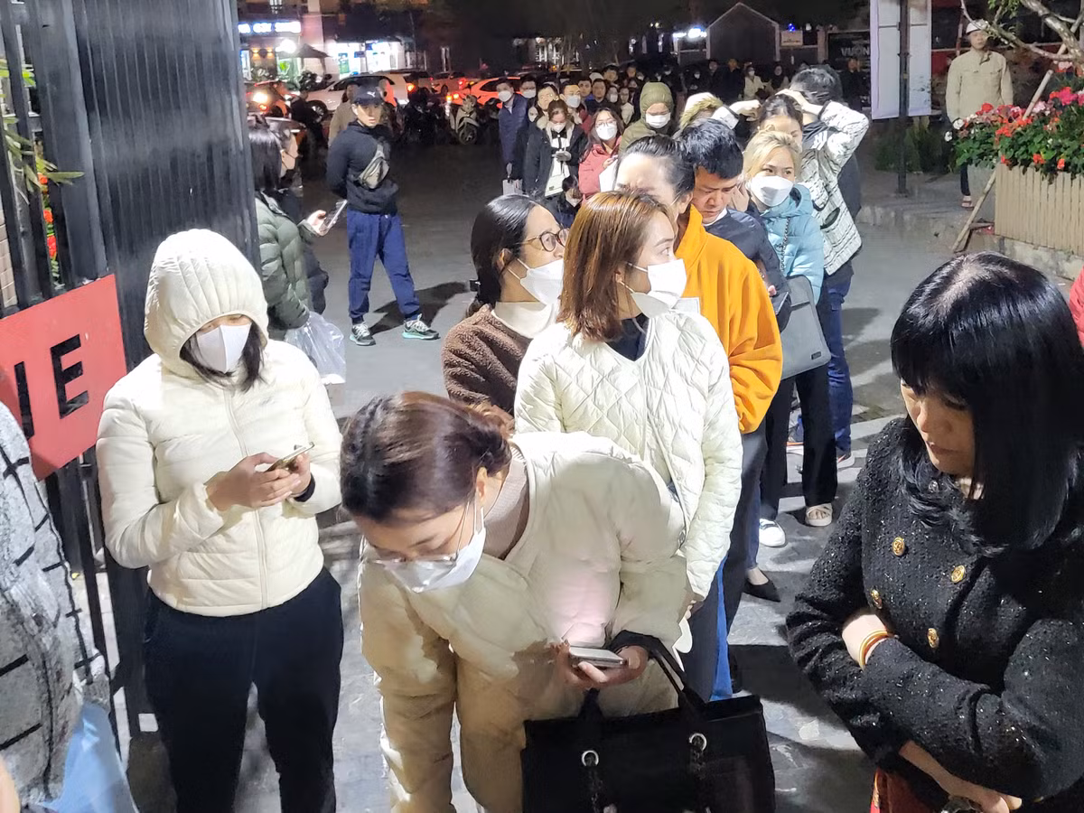 Hàng trăm phụ huynh trắng đêm xếp hàng mua hồ sơ vào lớp 1 cho con - Hình 5 Hang tram phu huynh trang dem xep hang mua ho so vao lop 1 cho con-Hinh-5